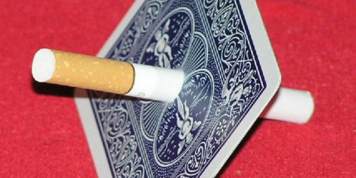 Papieros przez kartę (Cigarette thru card)	