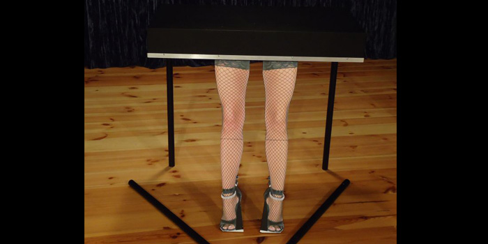 Komiczny stolik (Legs Table)